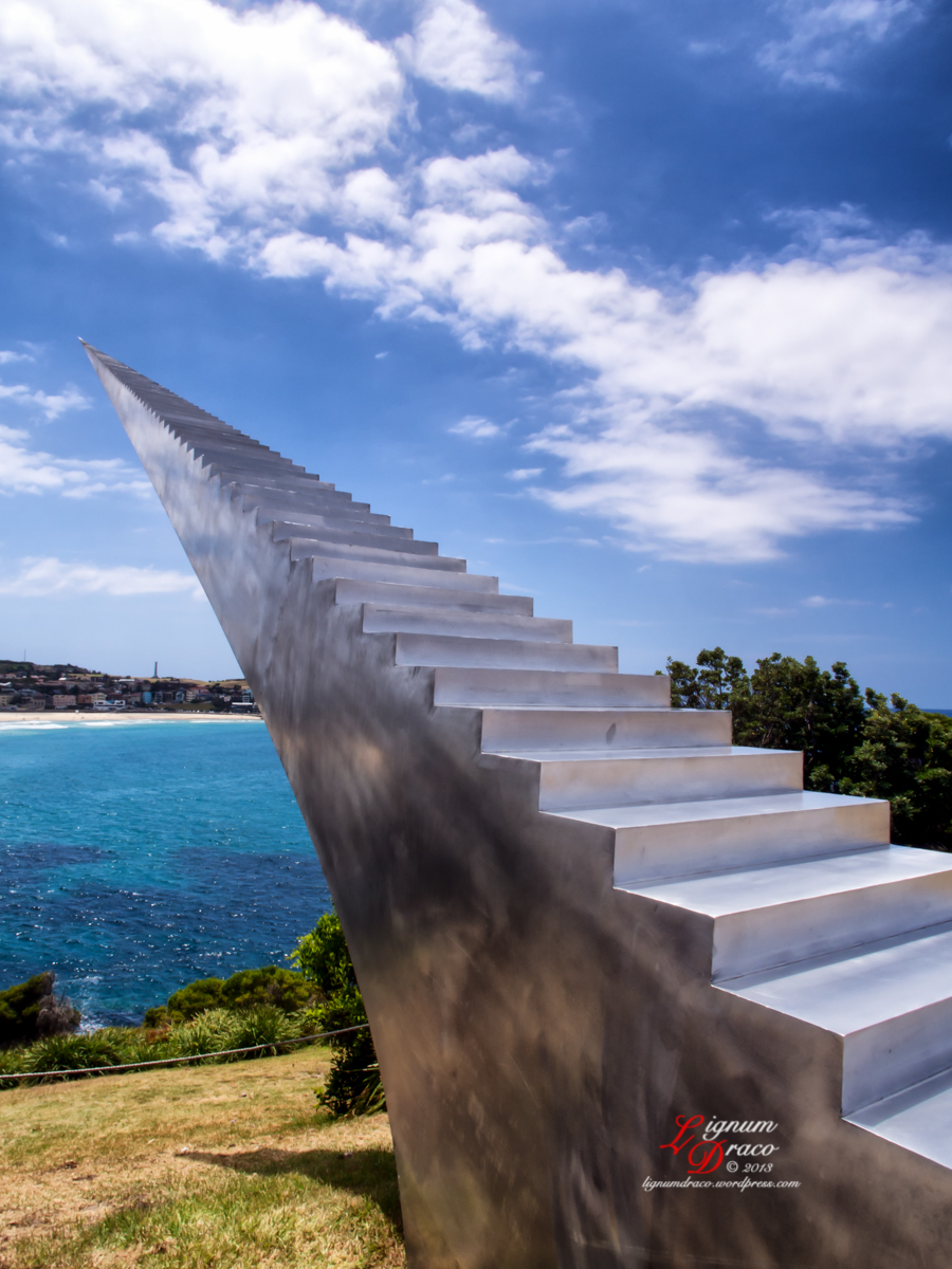 Мир снизу. Скульптура «лестница в небо» (Бонди, Австралия). Скульптура «лестница в небо», Сидней, Австралия. Бонди Бич лестница. Лестница в небо Линчжоу.